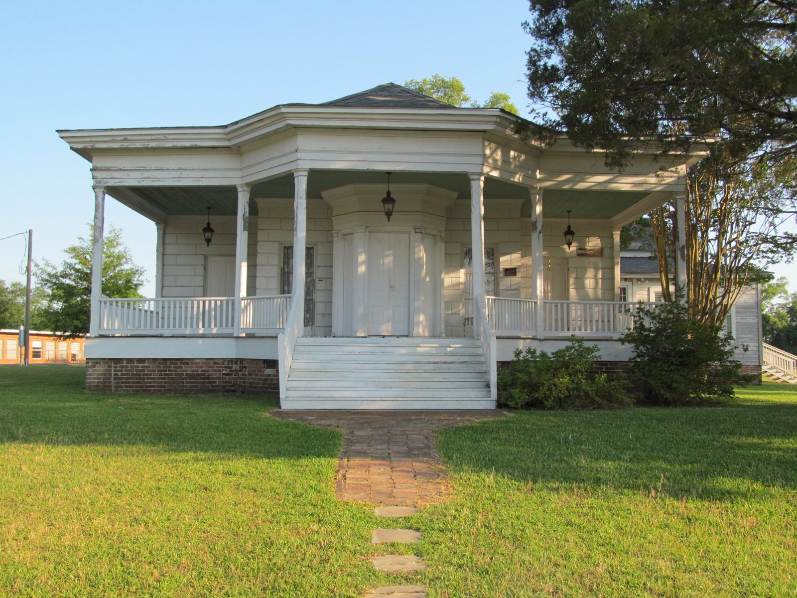 The one-story Amos Deason Home in Ellisville, Mississippi, photographed in 2014.